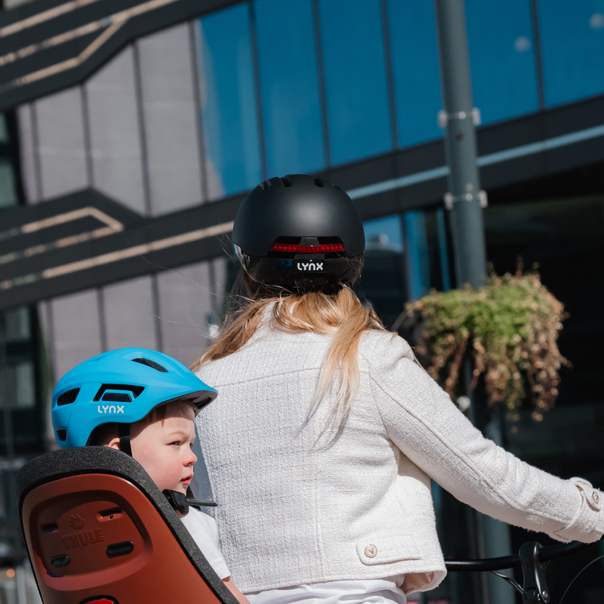 619121.BLA LYNX Cycling helmet Citylight (M) 55-58 cm