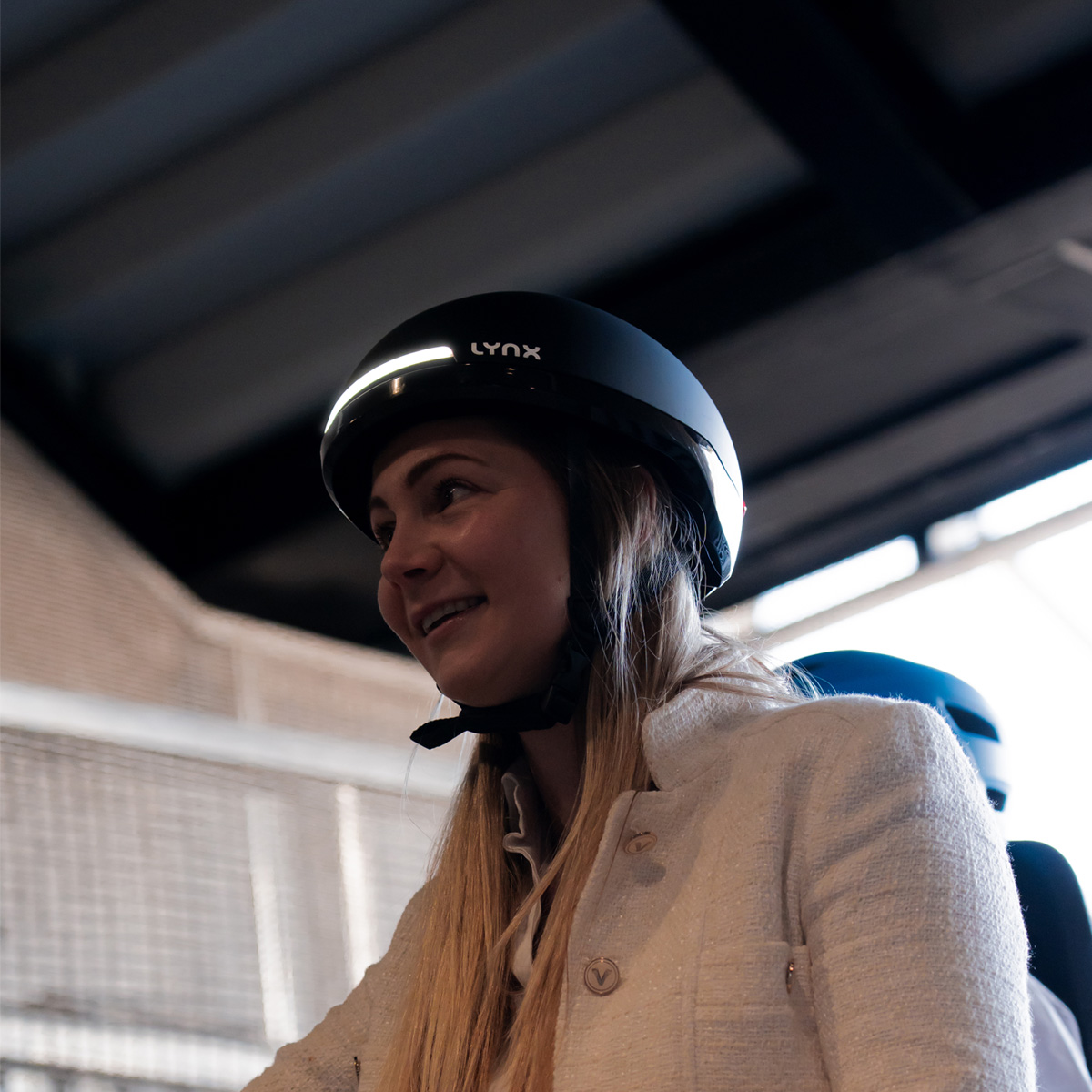619121.BLA LYNX Cycling helmet Citylight (M) 55-58 cm